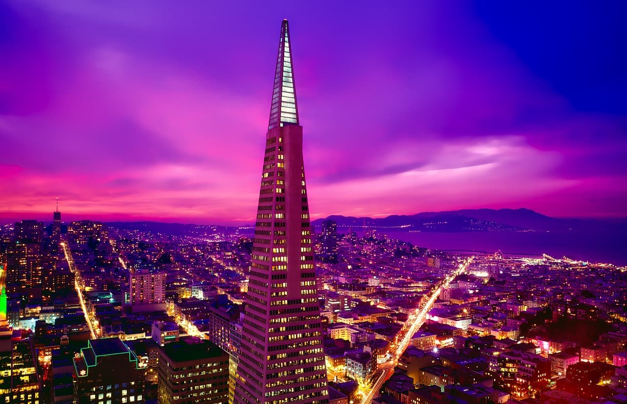 Pirámide recortada sobre el horizonte urbano, en el chat de San Francisco Telixtlahuaca