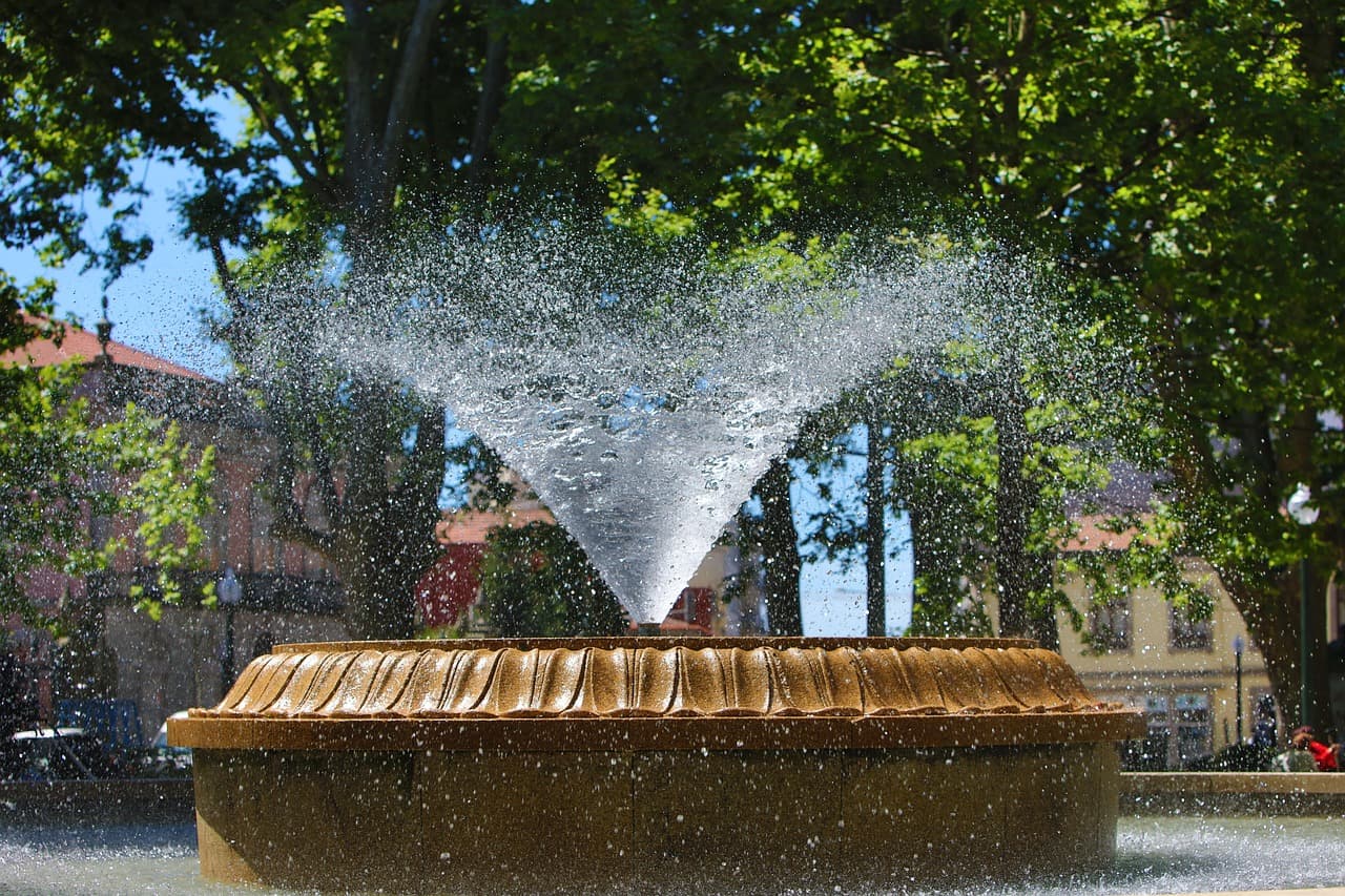Agua que mana de una fuente, en el chat de Marqués de Comillas
