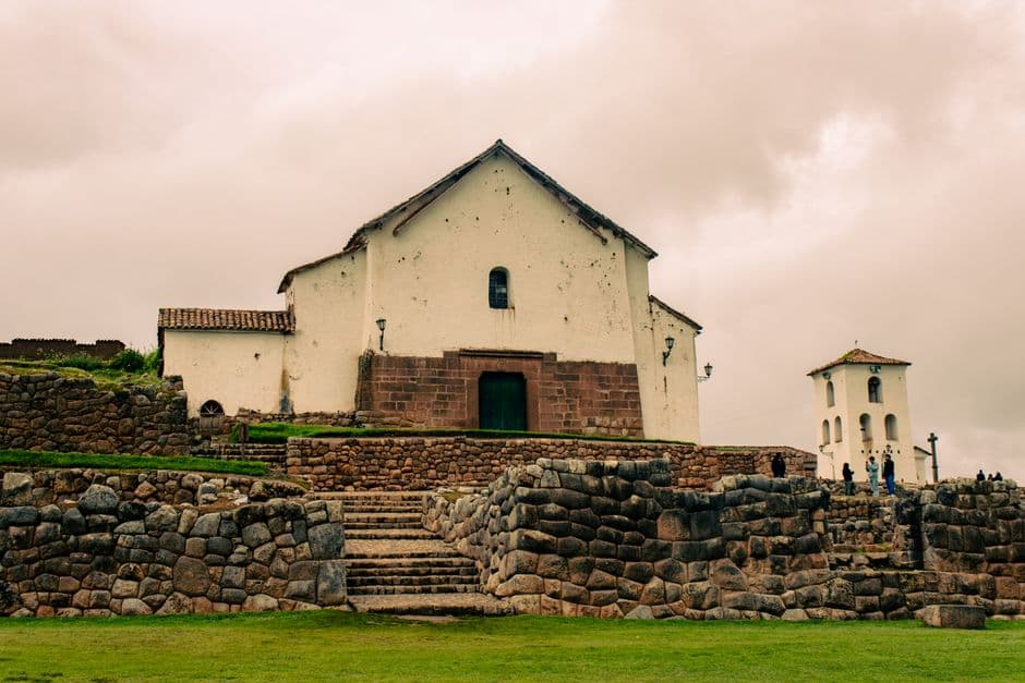 Iglesia histórica en Cusco, en el chat de Chinchero