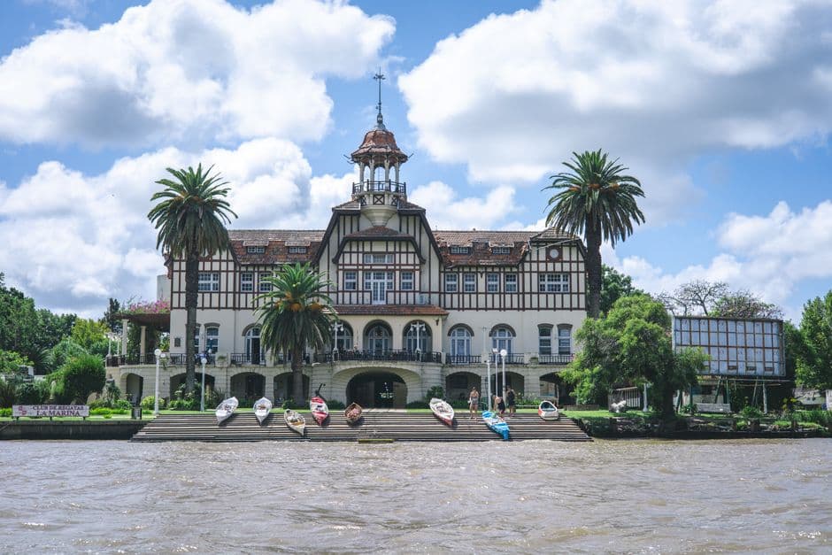 Edificio histórico con barcos en un día soleado, en el chat de Las Toscas