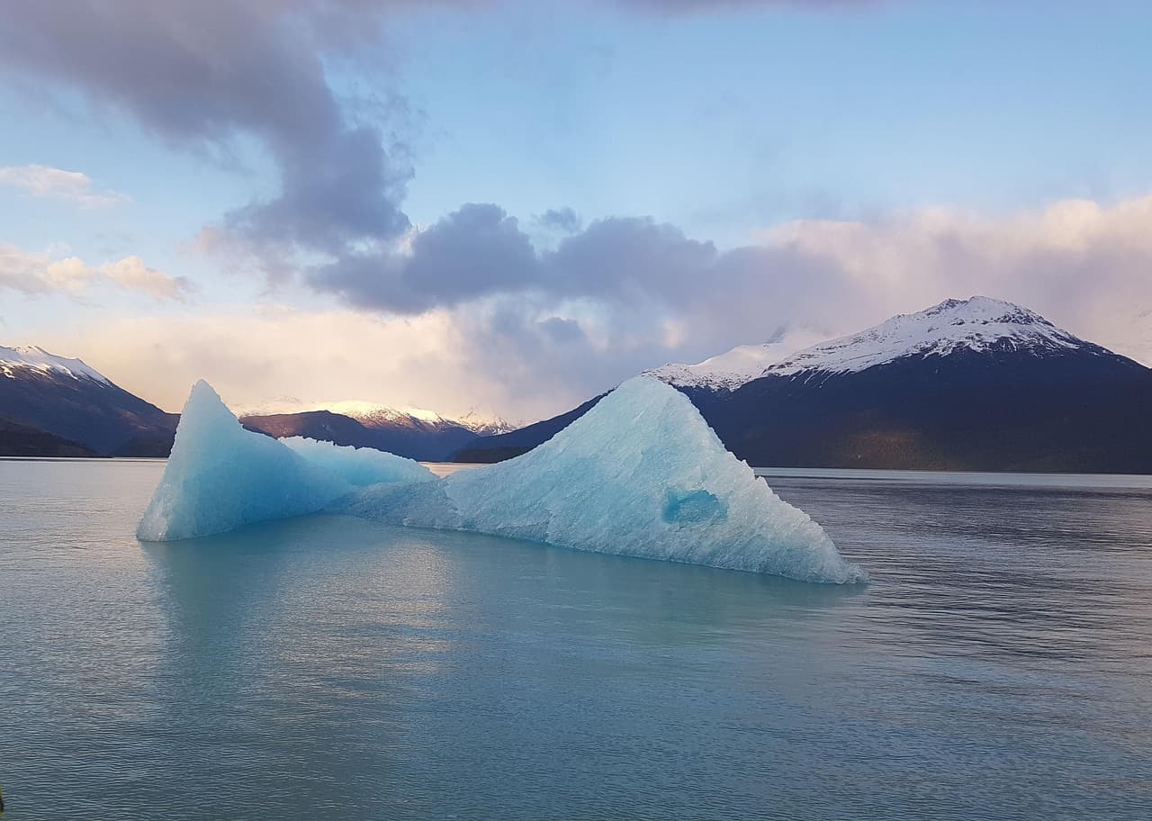 Témpanos de hielo flotando sobre un lago, en el chat de Hipólito Yrigoyen