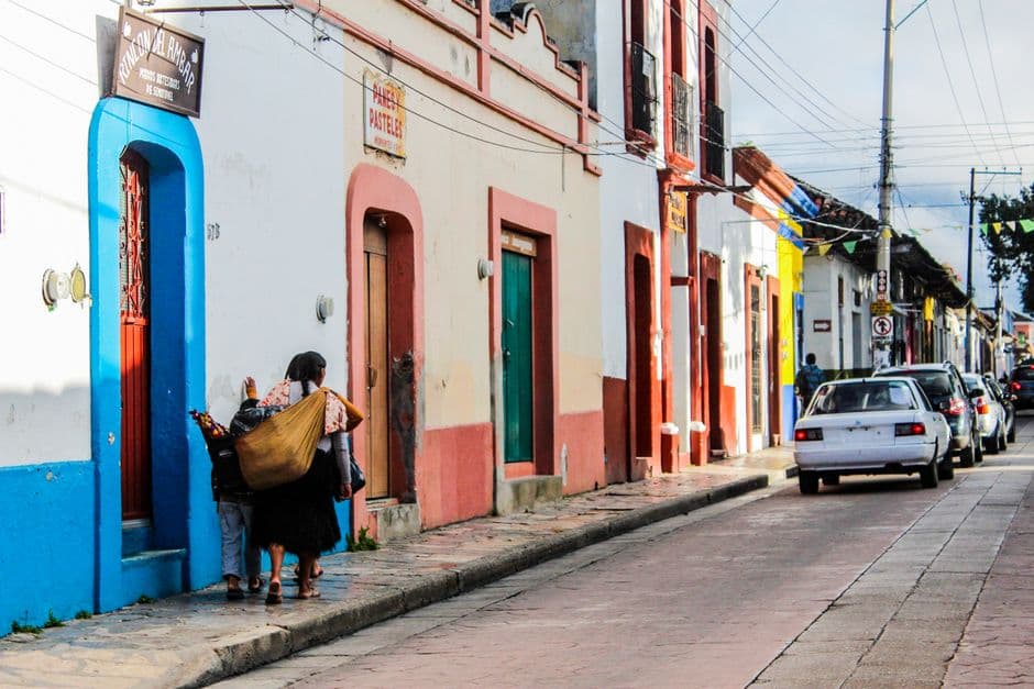 Gente y coches en una calle de la ciudad, en el chat de Palacagüina