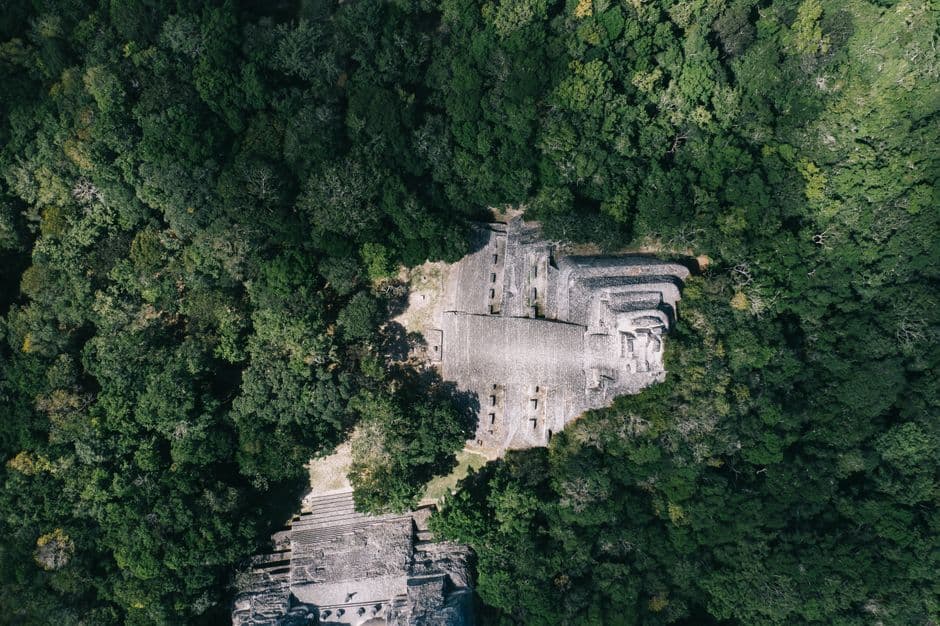Edificio gris de concreto sobre montaña, en la sala de chat de Santa Ana Maya