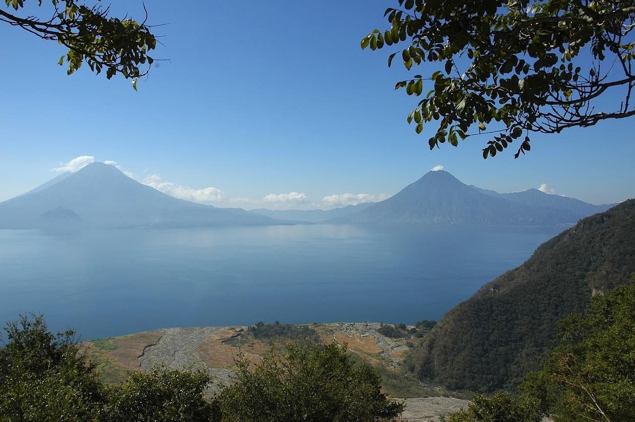 Lago entre montañas de Guatemala, en el chat de Santo Tomas La Unión