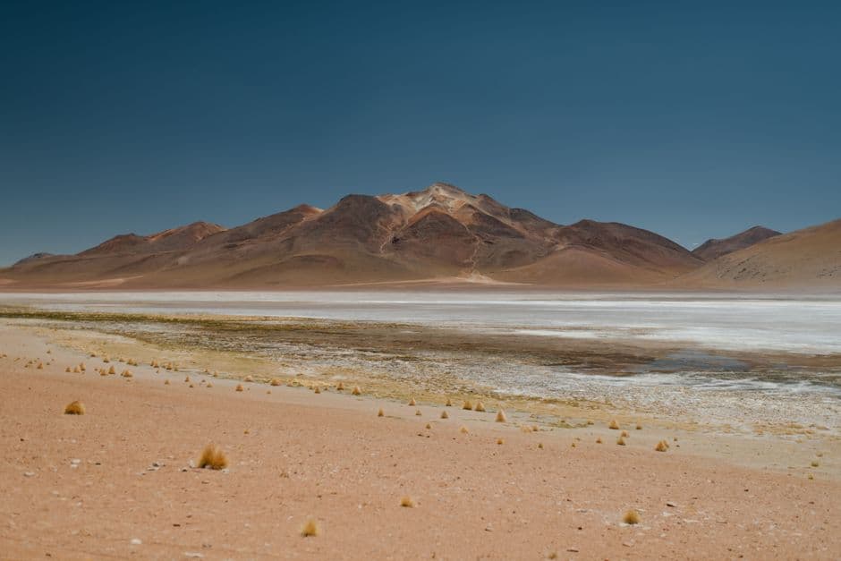Desierto y montañas al fondo rodean un lago seco, en la sala de chat de Magdalena