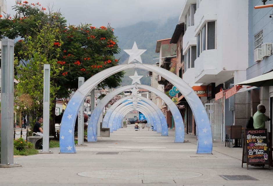 Calle con arcos azules en Venezuela, en el chat de Biscucuy