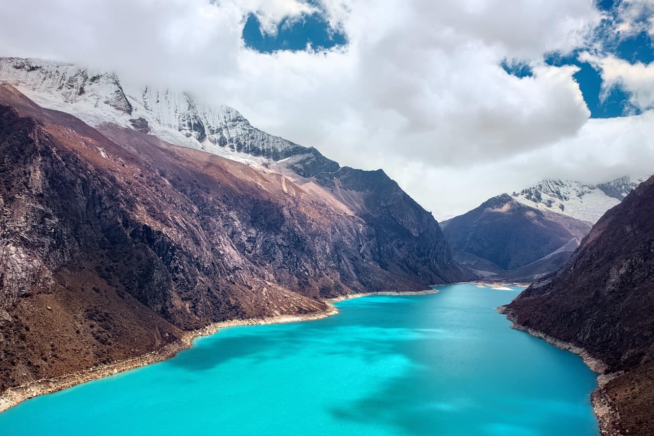 Laguna turquesa entre montañas de Perú, en el chat de Lagunas