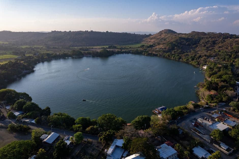 Vista aérea de un lago, en el chat de Xochitlán de Vicente Suárez