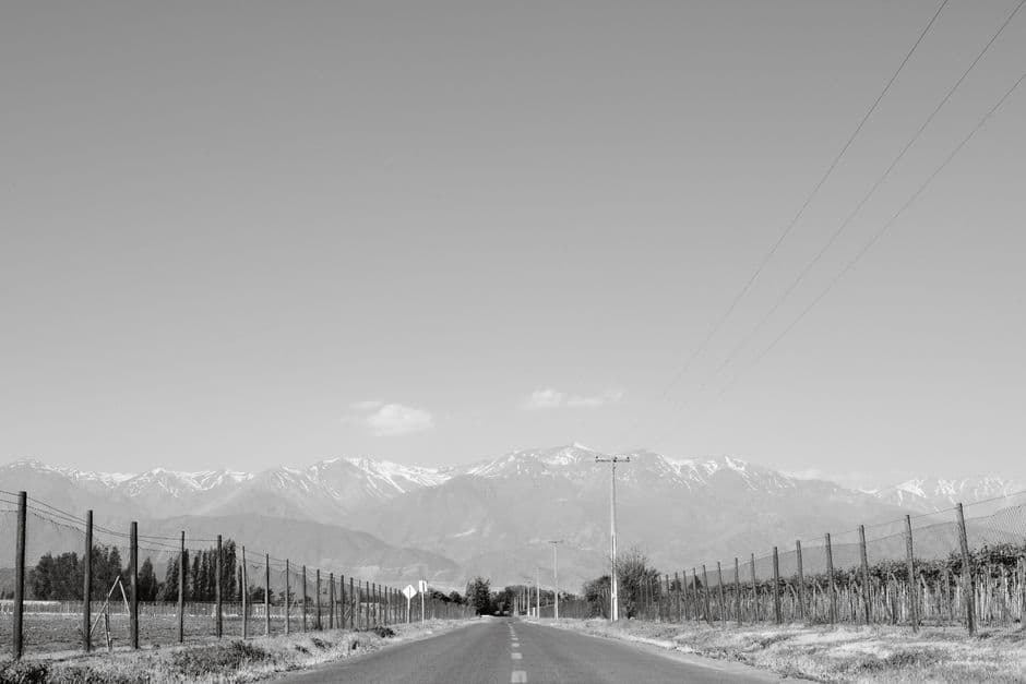 Carretera desierta y Andes al fondo, en la sala de chat de San Francisco de Mostazal