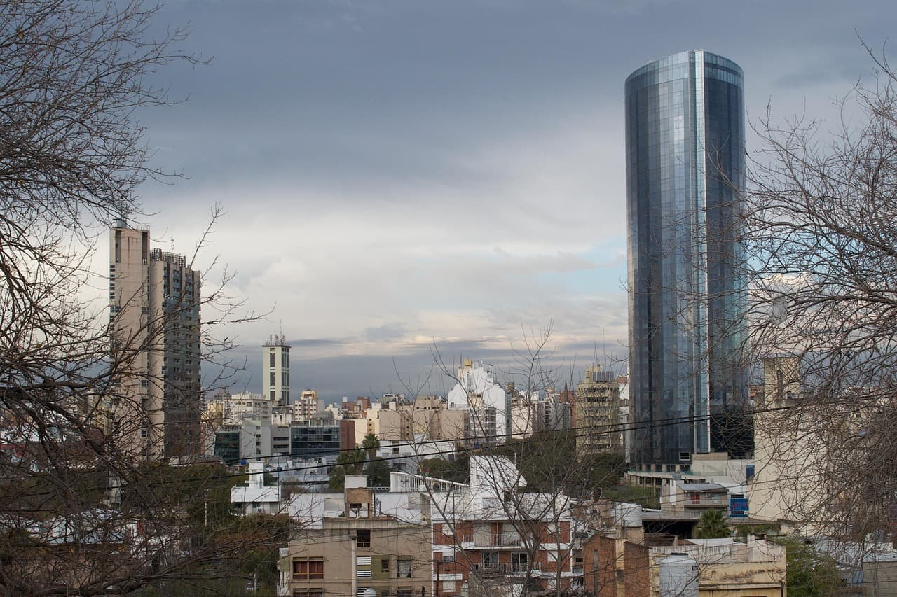 Calles y edificios de una ciudad argentina, en el chat de General Deheza