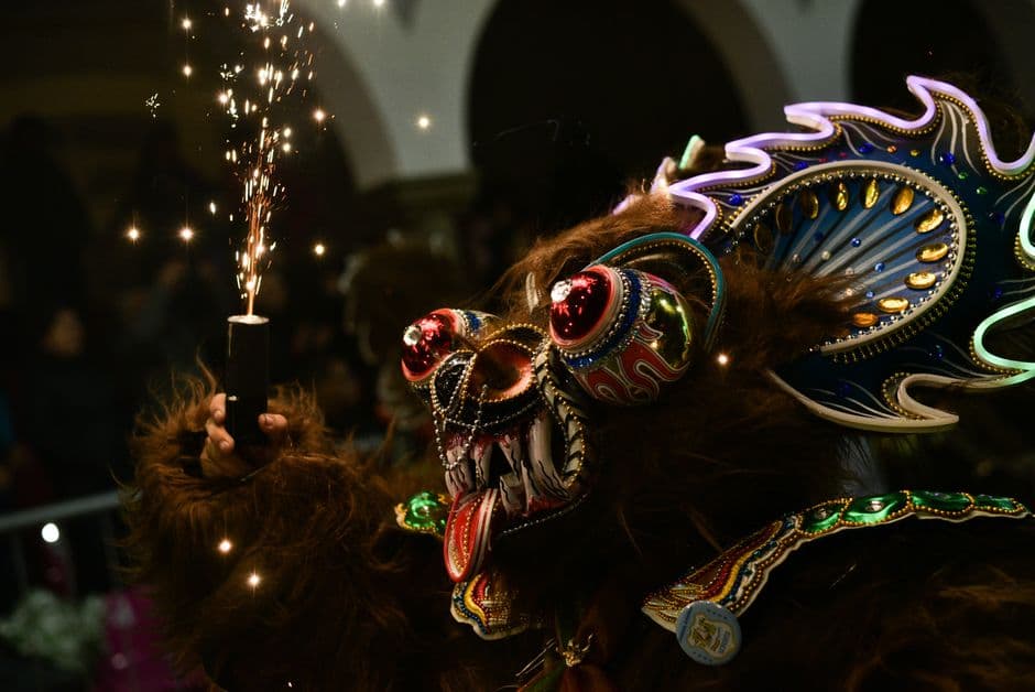Disfraz de carnaval colorido con bengalas brillando, en el chat de Pólvora