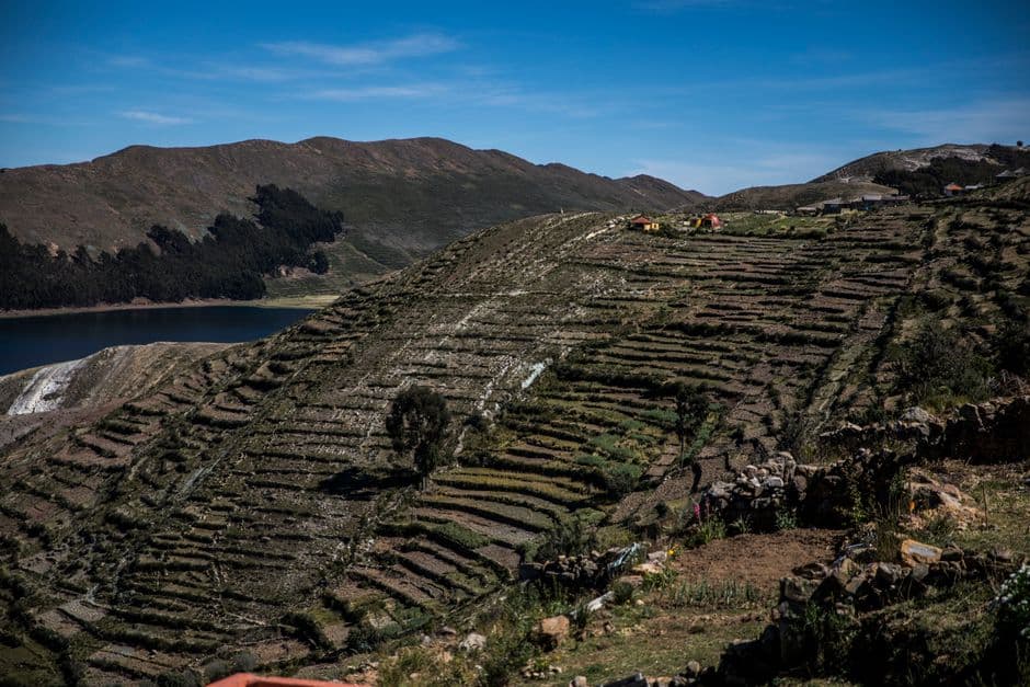 Vista aérea de montañas bajo el cielo azul, en el chat de Quillo