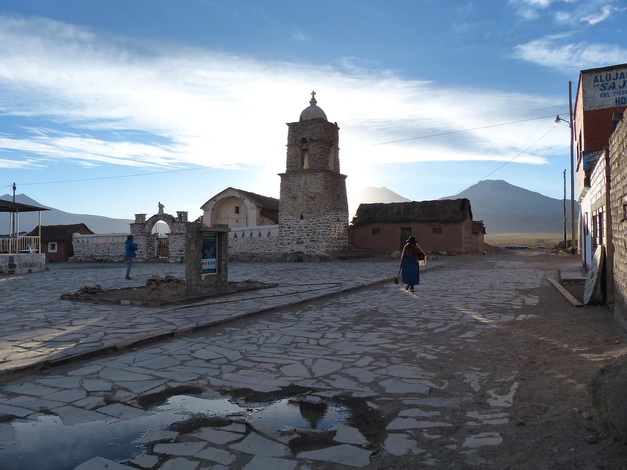 Iglesia en el paisaje de Bolivia al atardecer, en el chat de Ixiamas