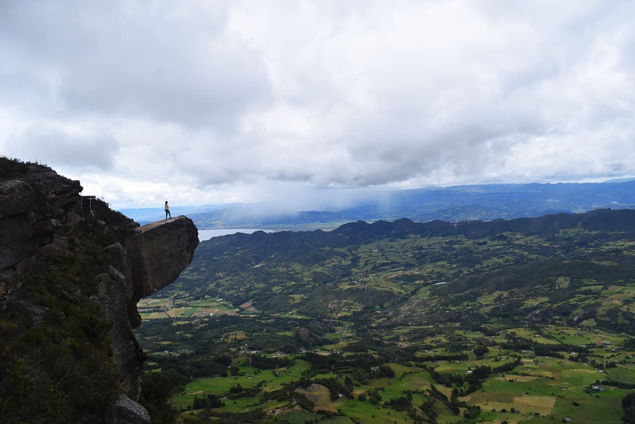 Piedra colgada en un paisaje de Cundinamarca, en el chat de Viotá