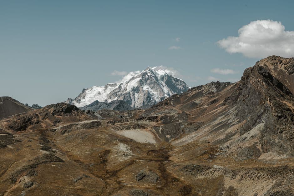 Cordillera con picos nevados al fondo, en el chat de Tambobamba