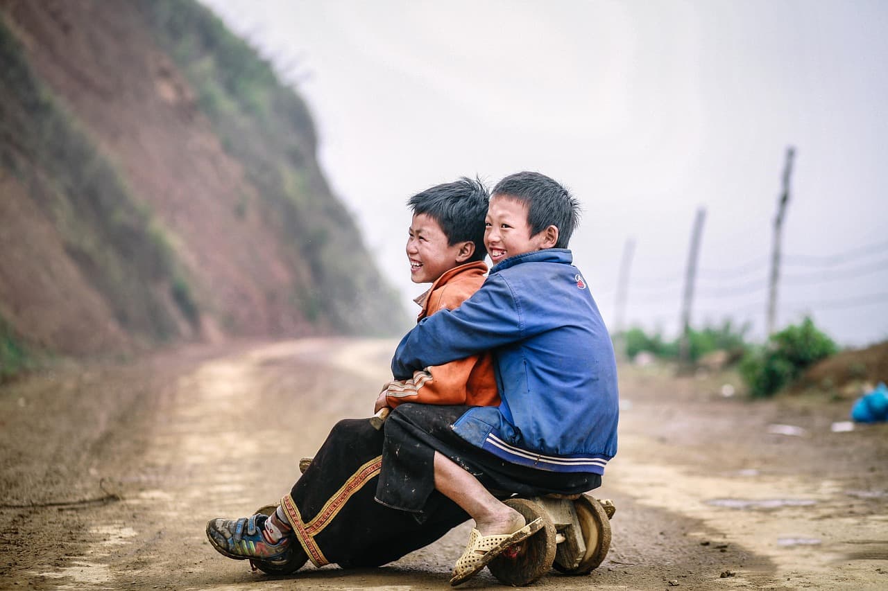 Niños en un entorno rural de montaña, en el chat de La Unión