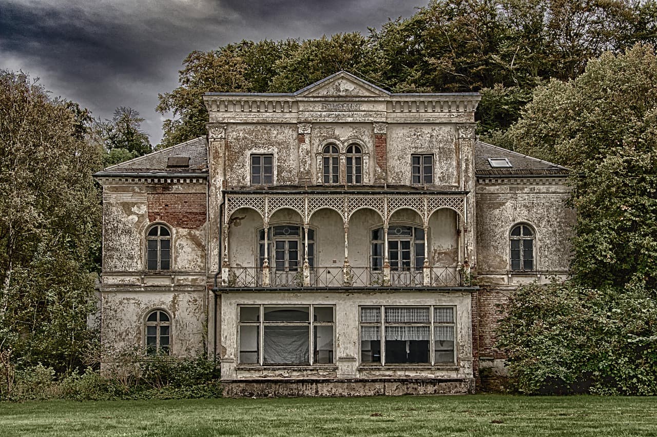 Ruinas de una villa abandonada, en el chat de Villa Elisa