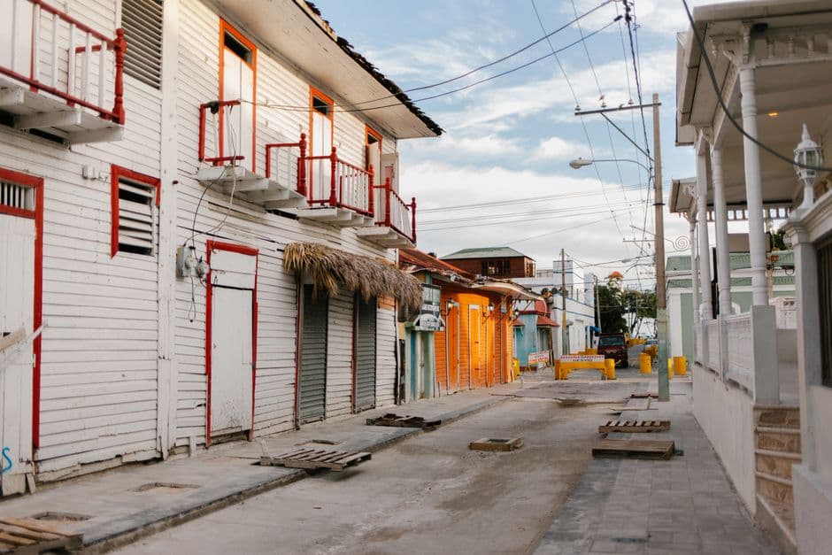 Casas sencillas a lo largo de la calle de un pueblo pequeño, en el chat de Meámbar