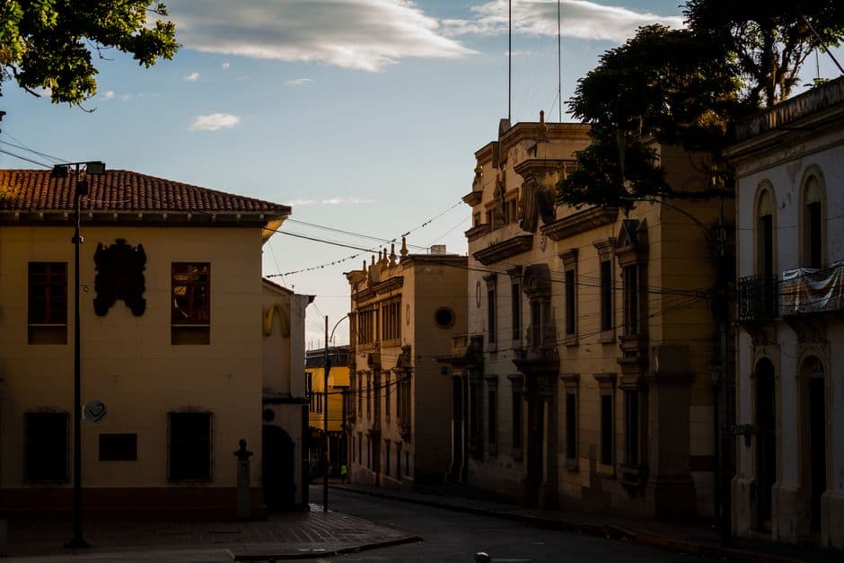Calle con edificios y árboles al fondo, en el chat de Valle de Guanape