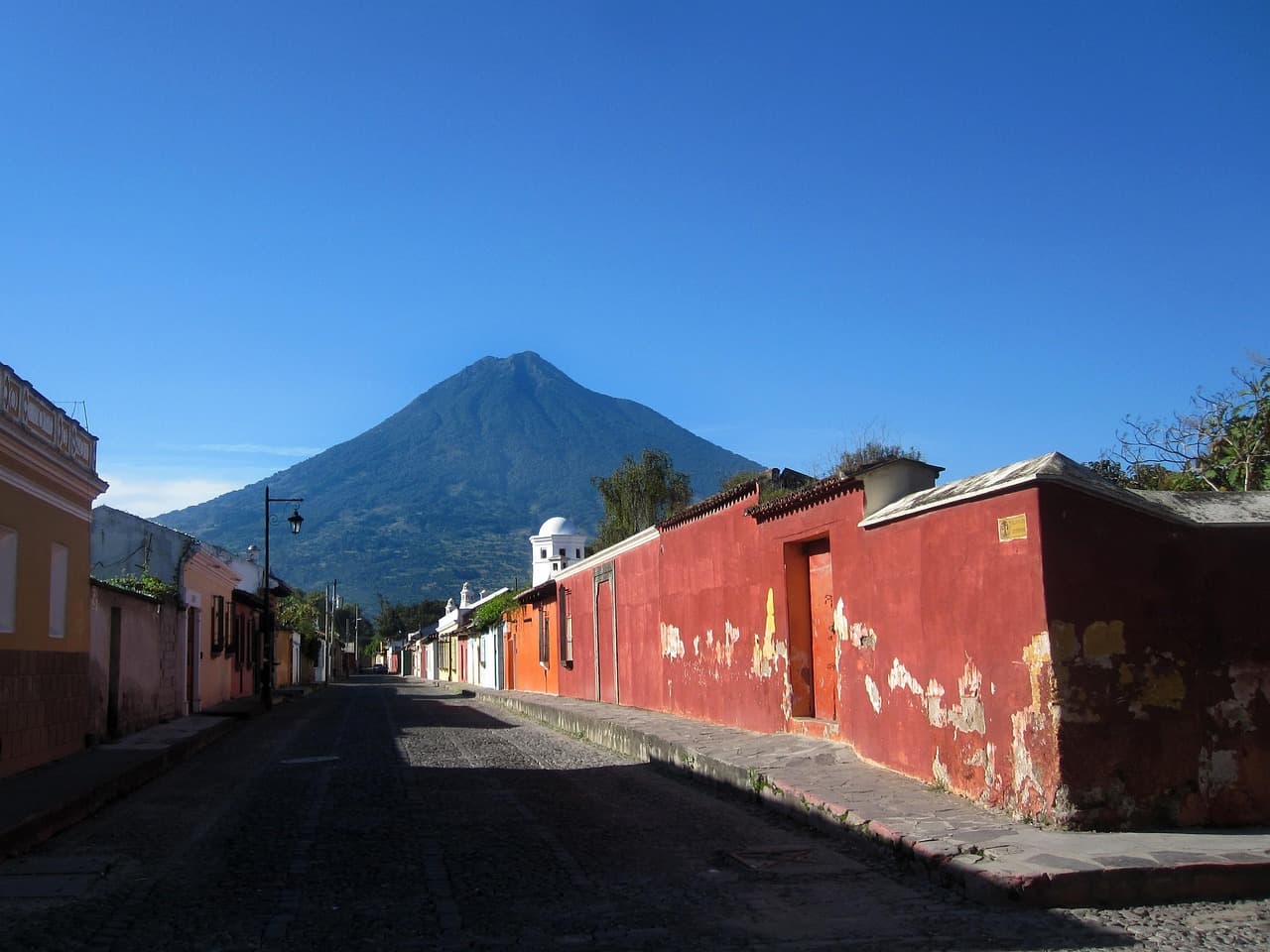 Calle colonial guatemalteca con fachadas de colores, en el chat de San Bartolo