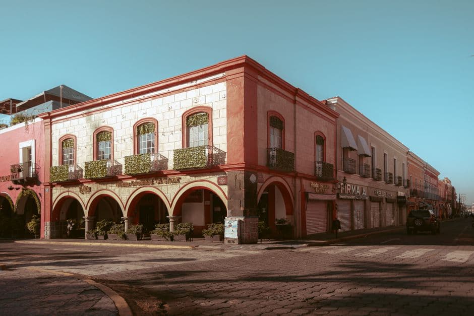 Plaza con edificios y gente en Pachuca, en la sala de chat de Puebla
