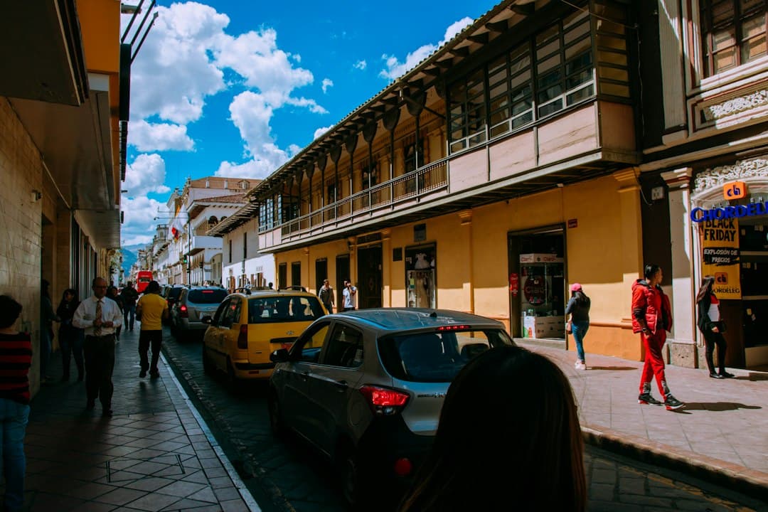 Coches aparcados a un lado de la calle junto a edificios, de día, en el chat de Macará
