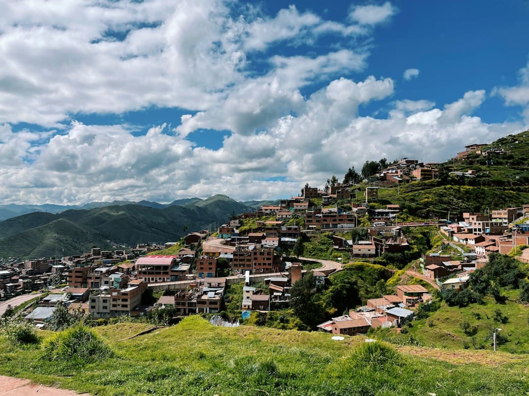 Pueblo en lo alto de una colina bajo el cielo, en el chat de Castillo Grande