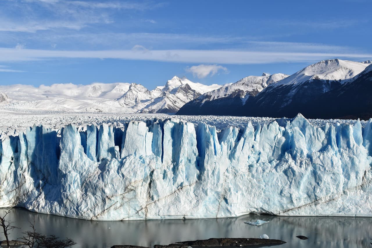 Glaciar en un paisaje del sur, en el chat de Puerto Gonzalo Moreno
