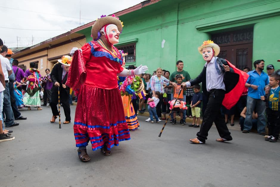 Personas con trajes festivos en la calle, en el chat de El Ayote
