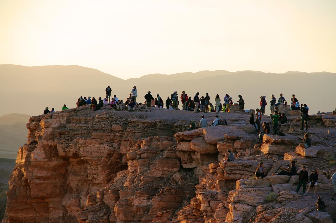 Turistas contemplando la puesta de sol en el horizonte, en el chat de San Nicolás