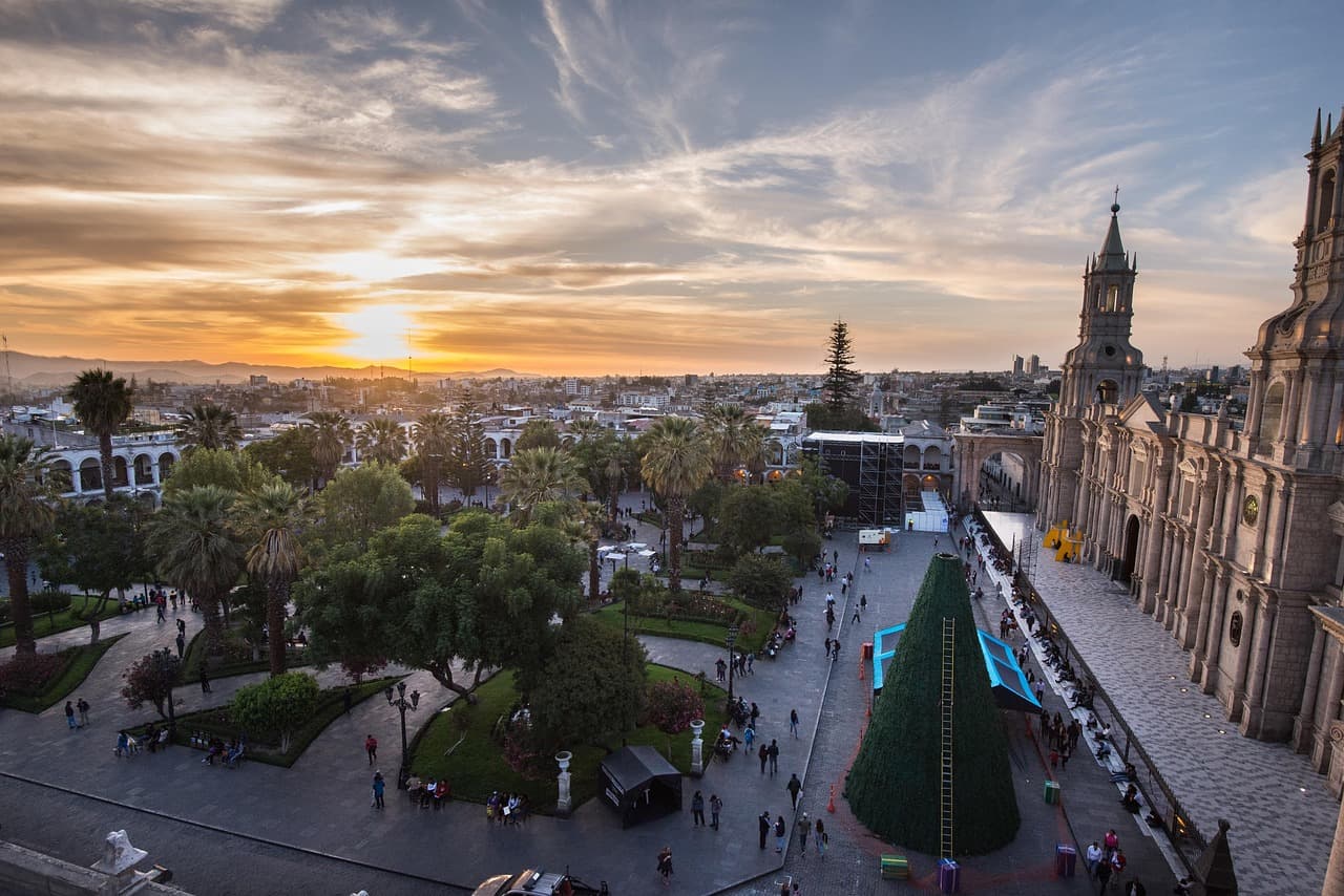 Catedral de Arequipa con plaza y cielo despejado, en el chat de Characato
