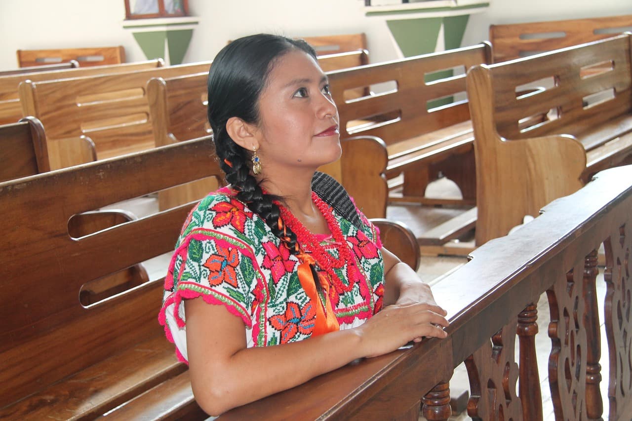 Mujer ante una iglesia en Oaxaca, México, en el chat de San Pedro Jicayán