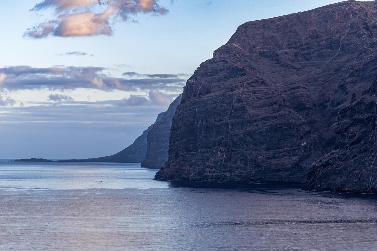 Costa rocosa con aguas turquesas y cielo despejado, en el chat de Tenerife