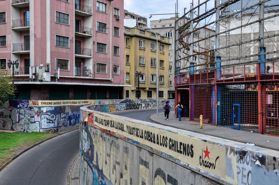 Calle urbana con graffiti en Santiago, en la sala de chat de Chillán