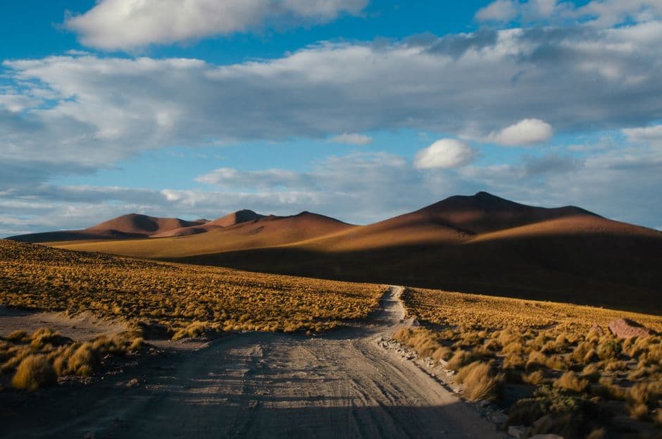Camino de tierra en medio del desierto, en la sala de chat de Yaco