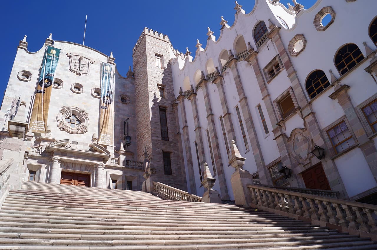 Edificio universitario de Guanajuato con su escalinata, en el chat de Tarandacuao