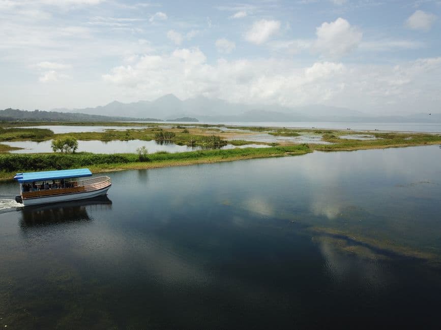 Superficie del agua que refleja un cielo nublado, en el chat de Amapala
