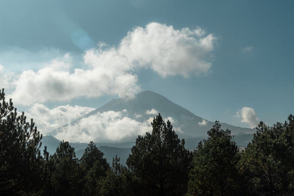 Volcán envuelto en nubes en Puebla, en el chat de Atzitzihuacán