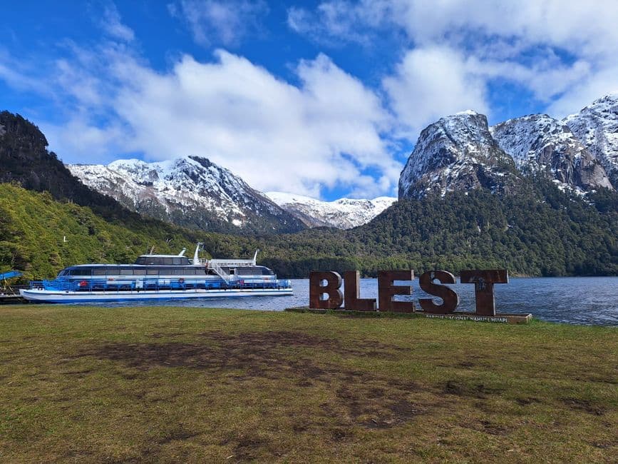 Lago rodeado de montañas y bosque en Argentina, en el chat de Puerto Tirol