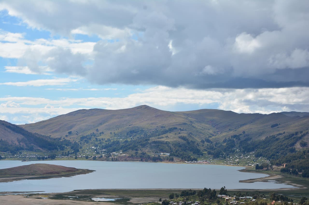 Orilla del lago en el altiplano del Perú, en el chat de Moho