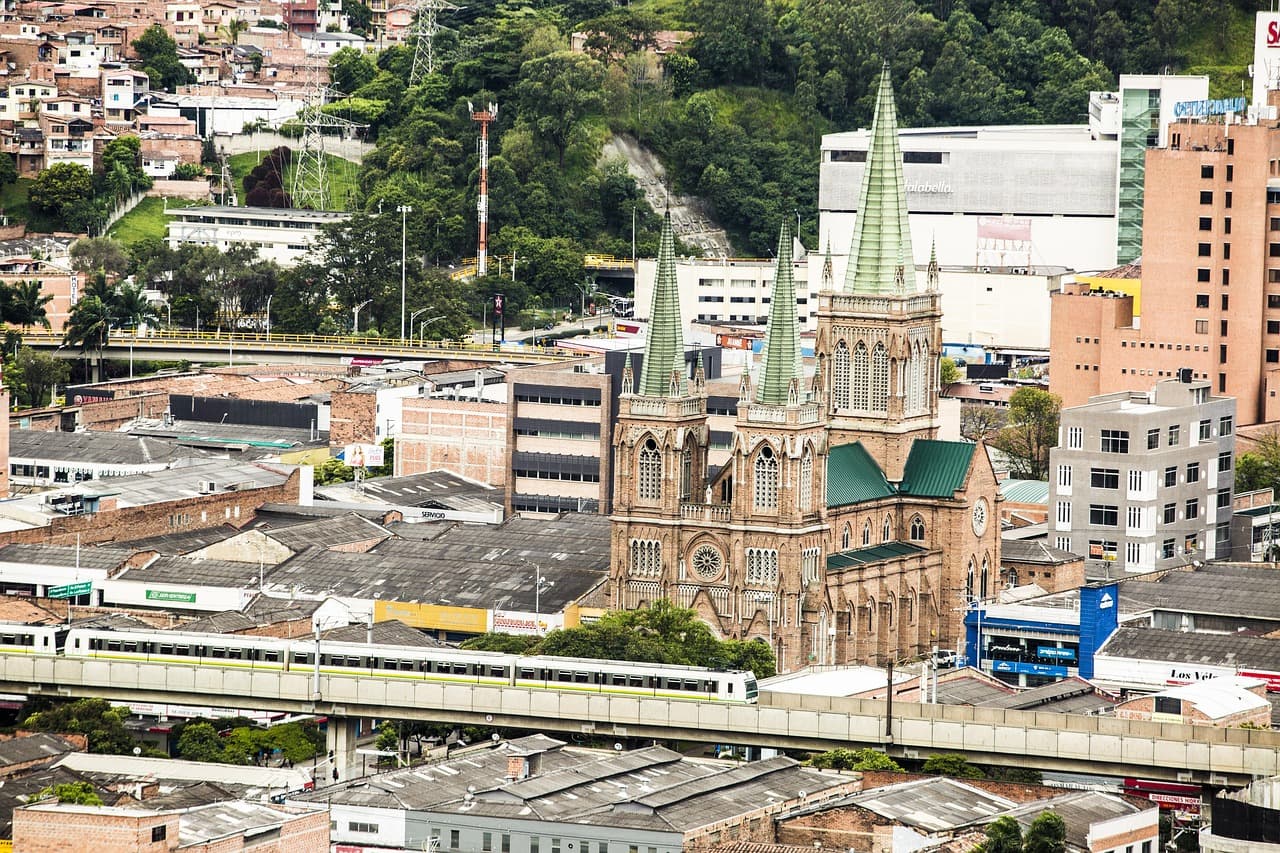 Iglesia en medio de un paisaje de Colombia, en el chat de Unguía