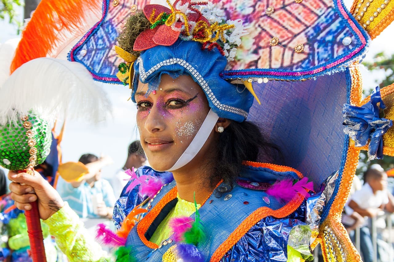 Desfile de fiesta con trajes tradicionales en la calle, en el chat de Santo Domingo