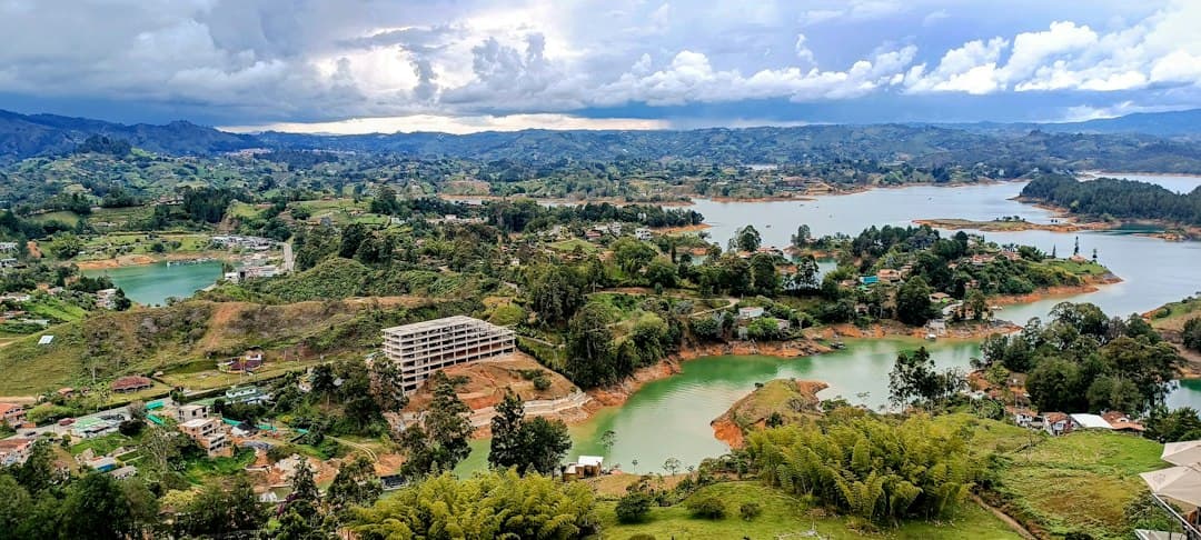 Vista de un lago rodeado de paisaje verde, en el chat de Ebéjico