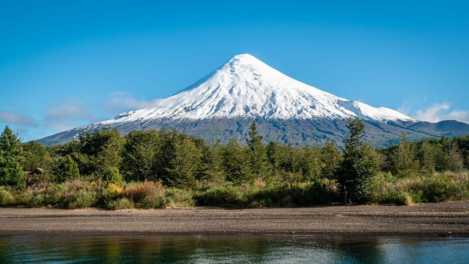 Volcán Osorno cubierto de nieve sobre lago y bosques, en la sala de chat de Osorno