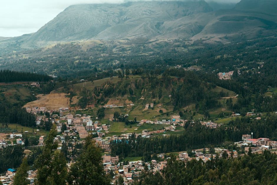 Panorama de un pueblo entre montañas, en el chat de Bellavista