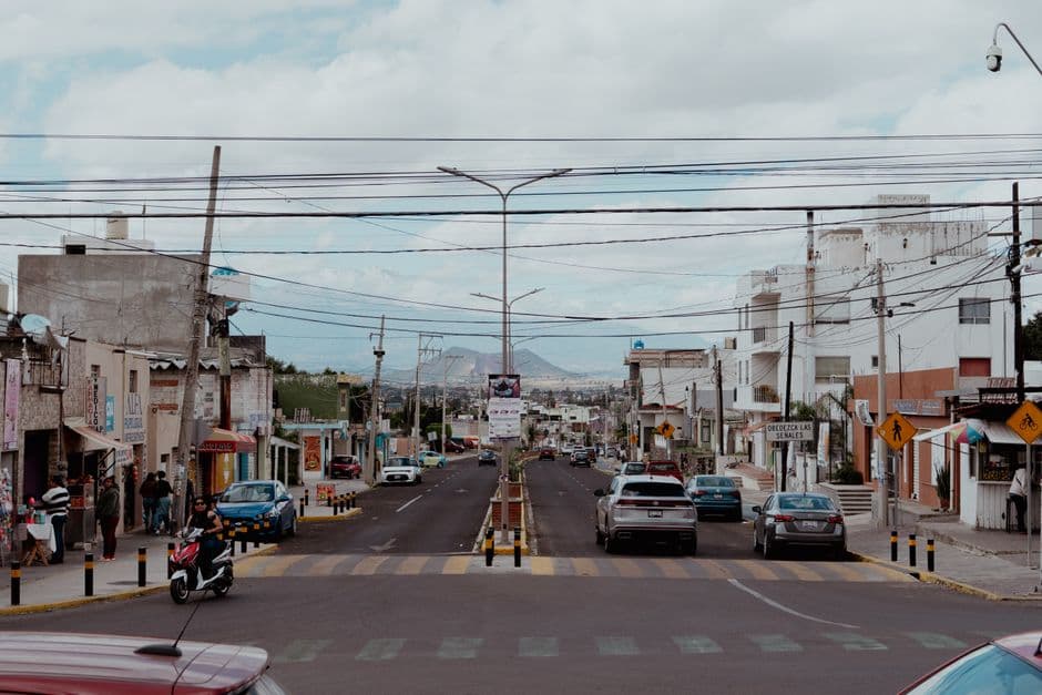 Calle urbana con tráfico y movimiento, en el chat de Citlaltépetl