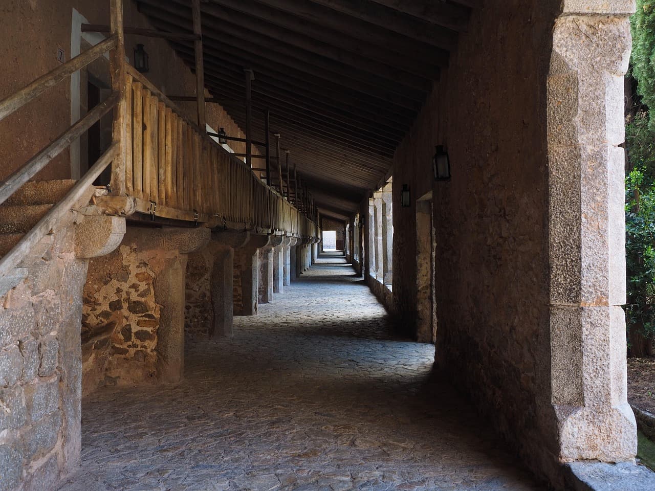Pasillo porticado con arcos, en el chat de Santa María de Punilla