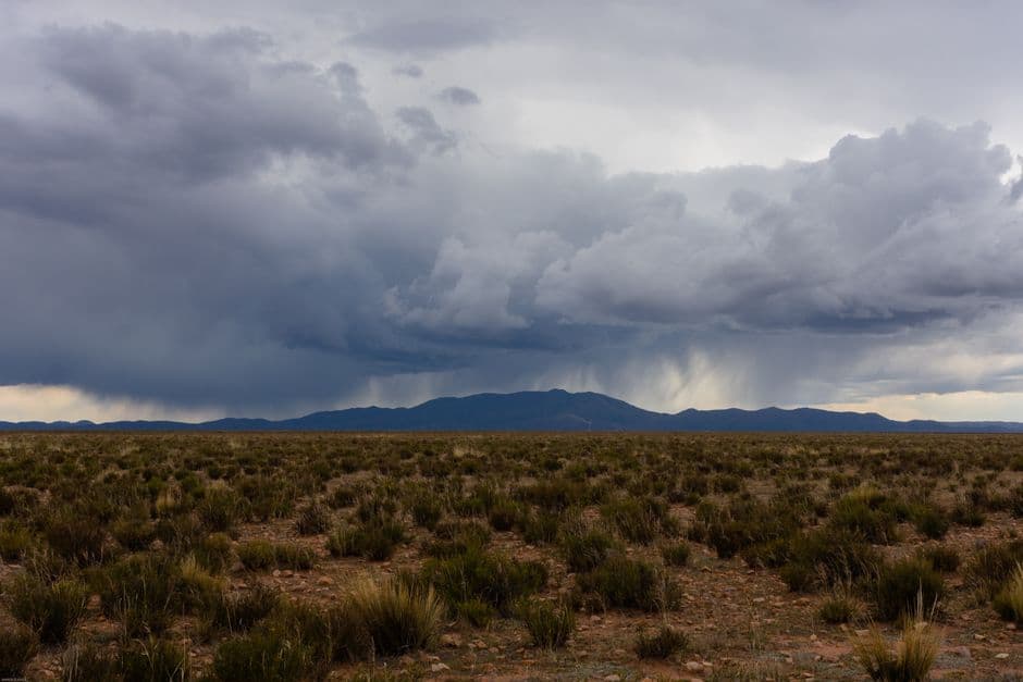 Nube de tormenta sobre una llanura árida, en el chat de Pampa del Infierno