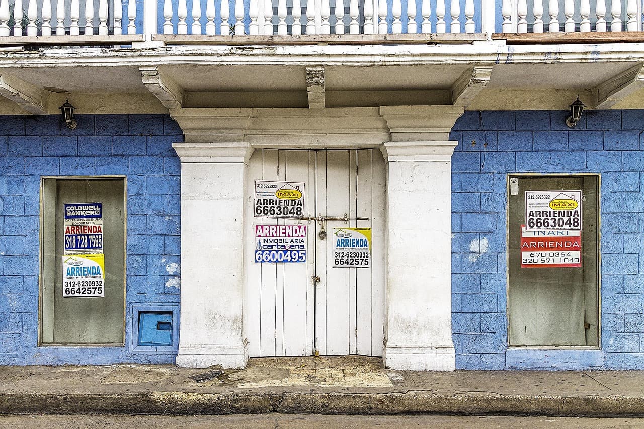 Edificio colonial antiguo, en el chat de Caimito