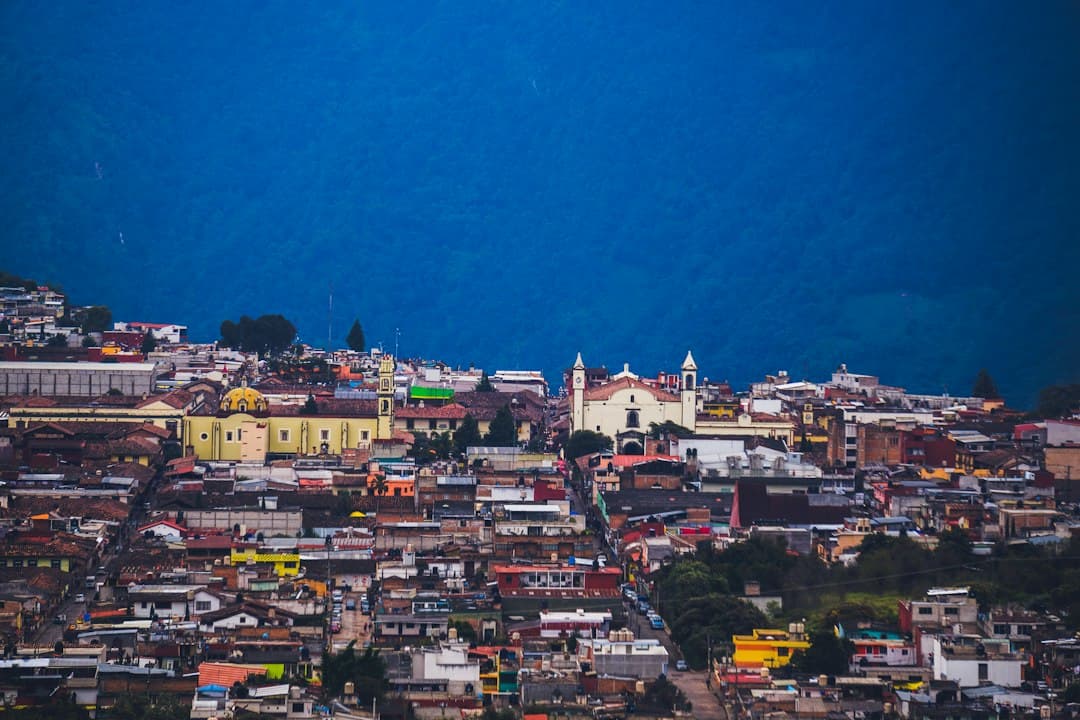 Vista aérea de los edificios de una ciudad de día, en el chat de Abasolo